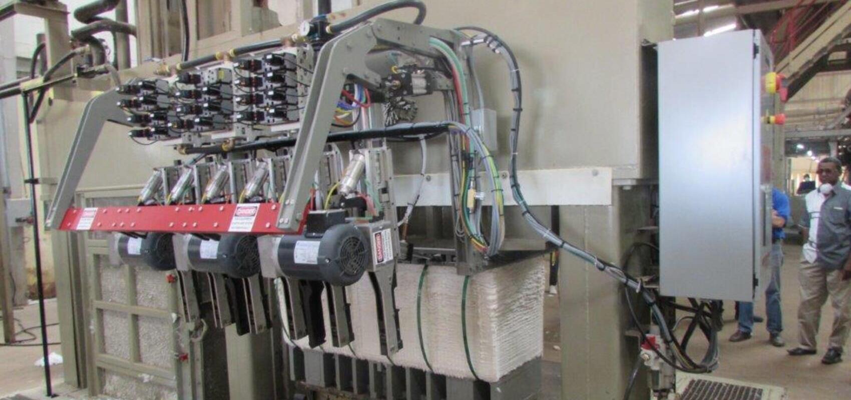 BALLE DEMOULEE D'UNE PRESSE ET CERCLEE PAR UN SYSTEME DE CERCLAGE AUTOMATIQUE A FEUILLARDS (4)